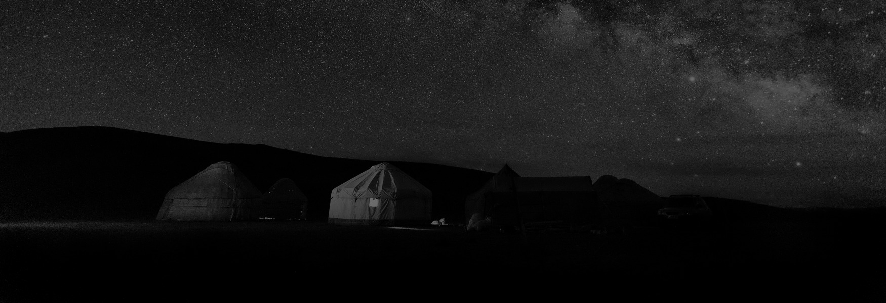 키르기스스탄 텐샨산맥 고지대에서 바라보는 밤하늘의 풍경