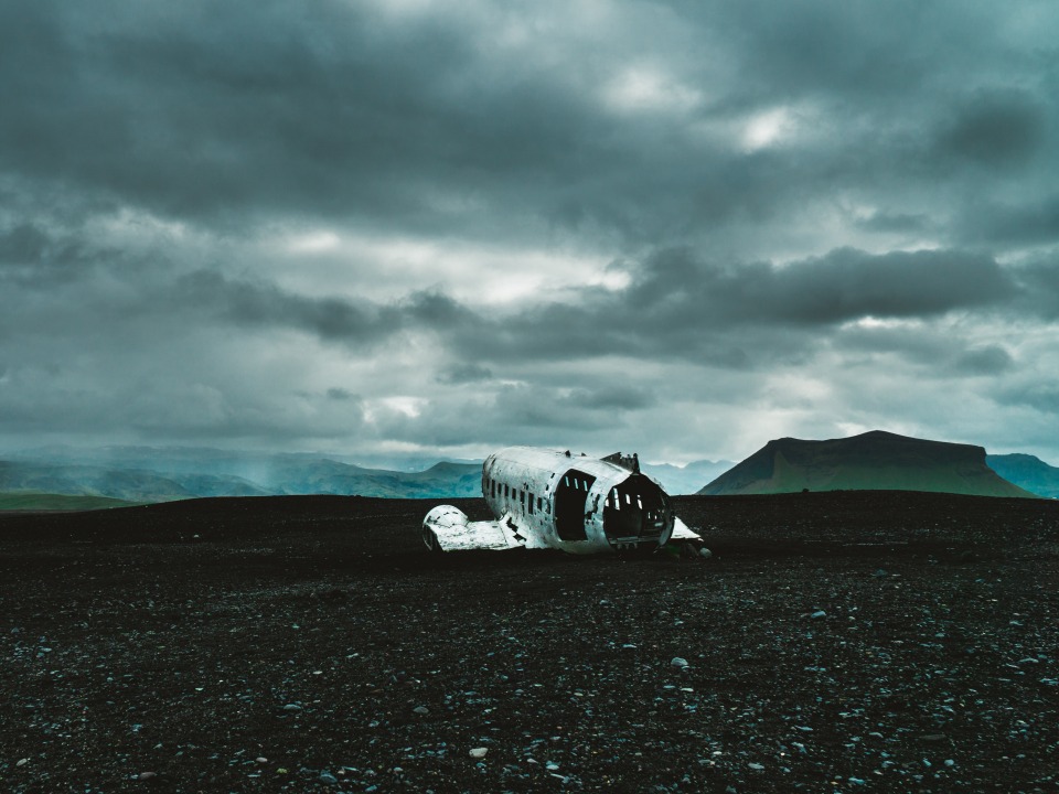 아이슬란드 레이캬비크 해변에 있는 비행기의 잔해 