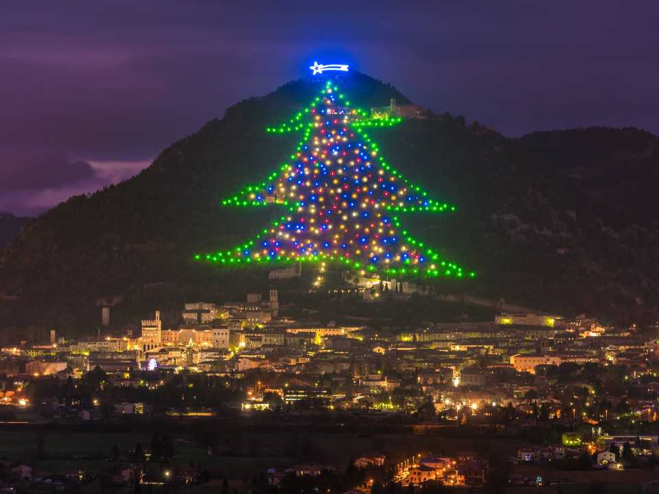 이탈리아 중부 움브리아주 구비오에 설치된 크리스마스 조명 트리 