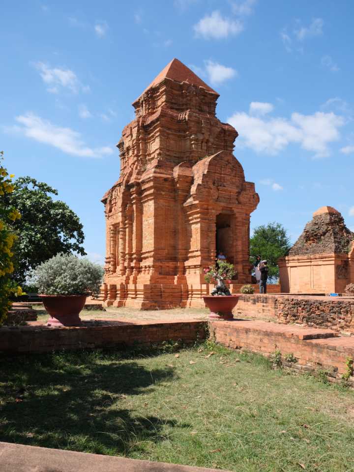 무이네의 힌두교 문화유산 포사이누참탑