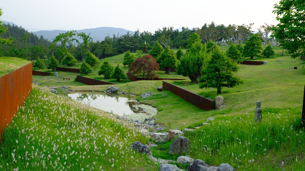 (이성임님 김천구미합류 결제용)[기차여행] 건축과 자연이 어우러진 사색의 숲, 군위 사유원 투어